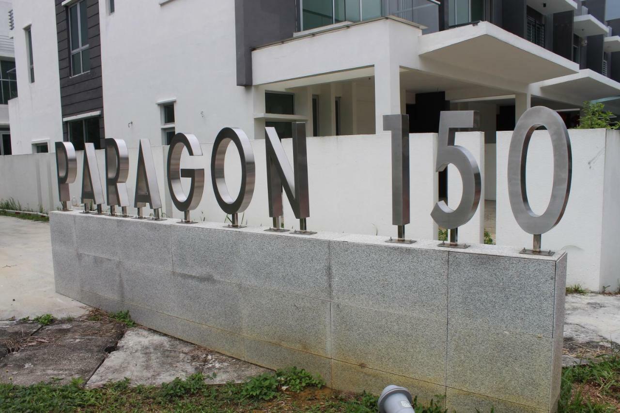 Paragon 150 Seri Kembangan Bagian luar foto